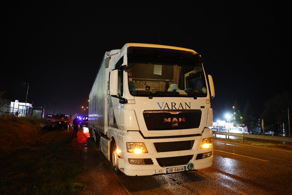 Tırla otomobilin çarpıştığı kazada 5 kişi yaralandı