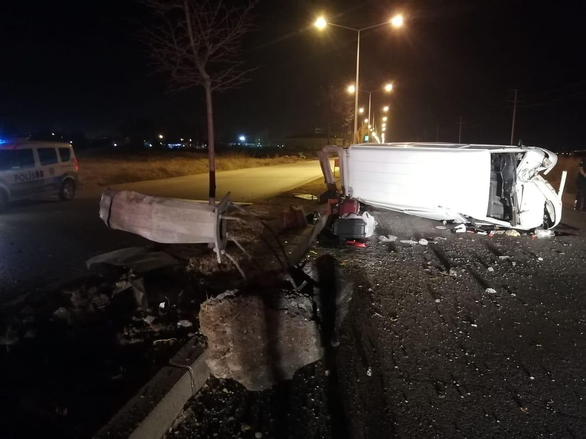 Erzincan\'da aydınlatma direğine çarpıp devrilen minibüsteki 5 kişi yaralandı