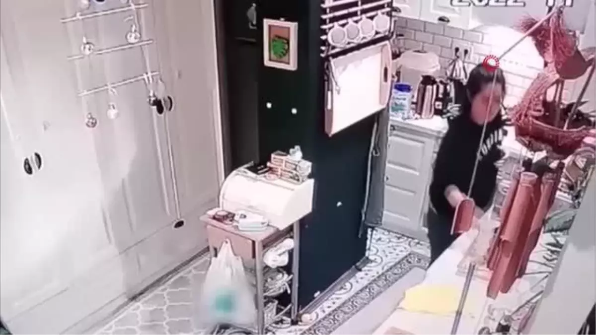 Güngören'de bir kadının pişmesi için ocağa koyduğu süt böyle patladı