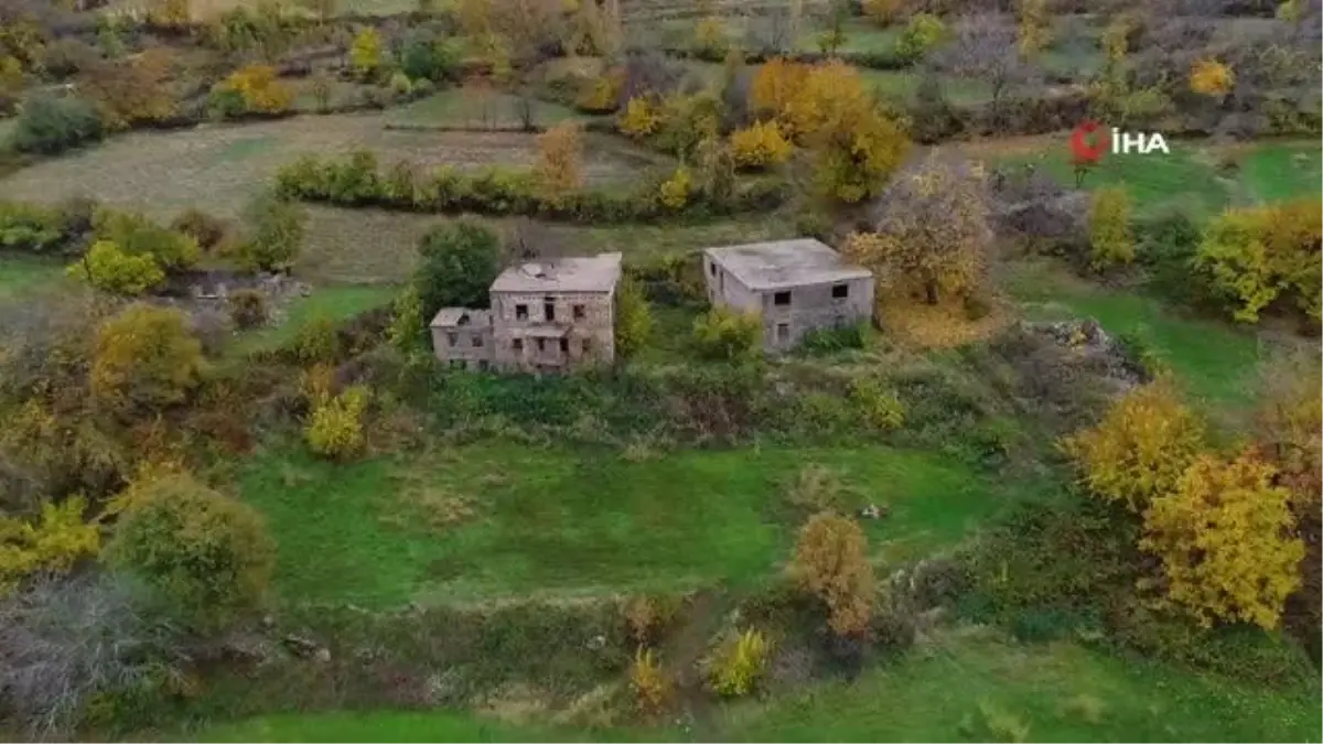 Harabe evler ve sonbaharın ahengi görenleri hayran bırakıyor