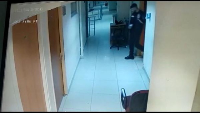 Hırsızlık suçuyla adliyeye gönderilen şahıslar, çıkarken polislerin çantasını çaldı Hırsızlık suçuyla adliyeye gönderilen şahıslar, çıkarken polislerin çantasını çaldı