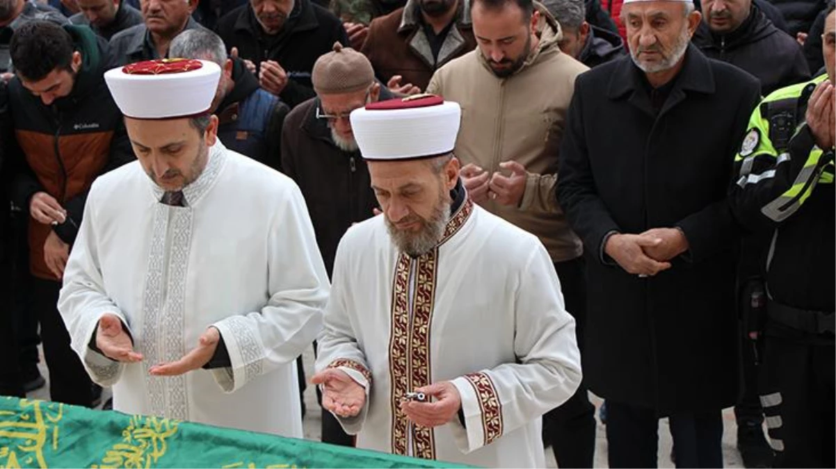 Amasya\'da bıçaklanarak öldürülen üniversite öğrencisi gencin cenaze namazını imam olan babası kıldırdı