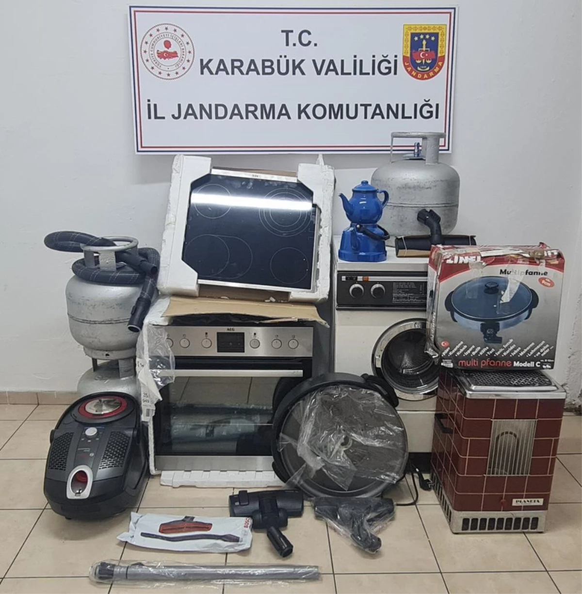 Karabük\'te hırsızlık yaptıkları iddiasıyla yakalanan 5 kişiden 3\'ü tutuklandı