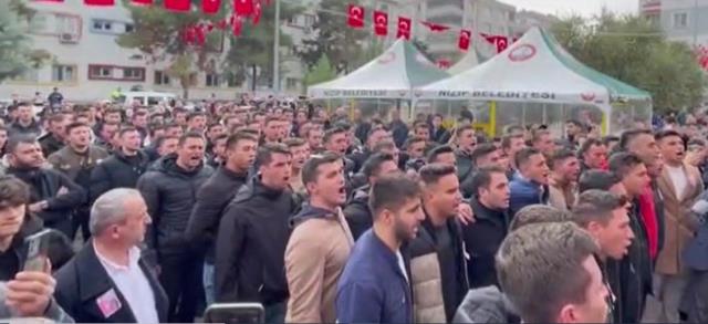 Şehidin silah arkadaşlarının okuduğu marş tüyleri diken diken etti Şehidin silah arkadaşlarının okuduğu marş tüyleri diken diken etti