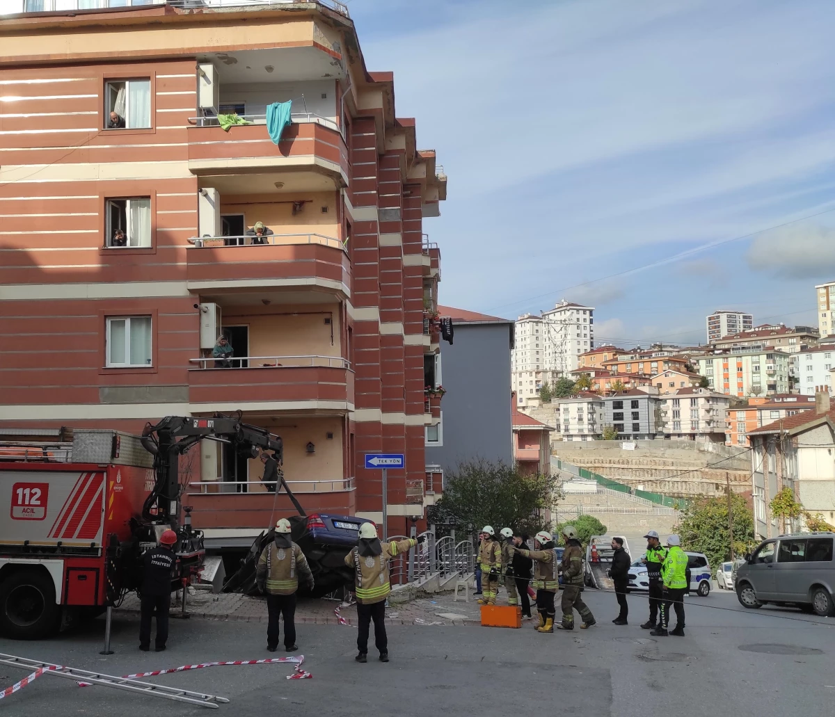 Ümraniye\'de minibüsle çarpışan otomobil binanın balkonuna düştü, 3 kişi yaralandı