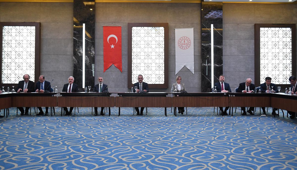 DİYARBAKIR - Bakan Özer, Diyarbakır Valiliğini ziyaret etti