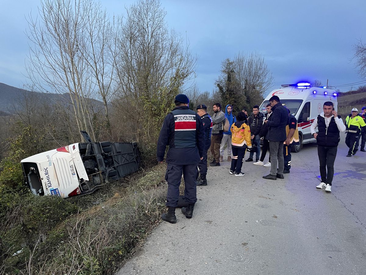 Bartın\'da yolcu otobüsünün devrilmesi sonucu 40 kişi yaralandı