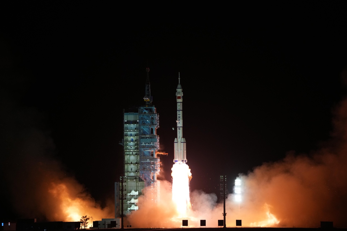 Çin, Mürettebatlı Shenzhou-15 Uzay Aracını Fırlattı
