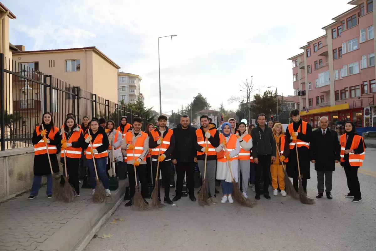 Çubuk\'ta üniversiteliler cadde ve sokakları temizledi