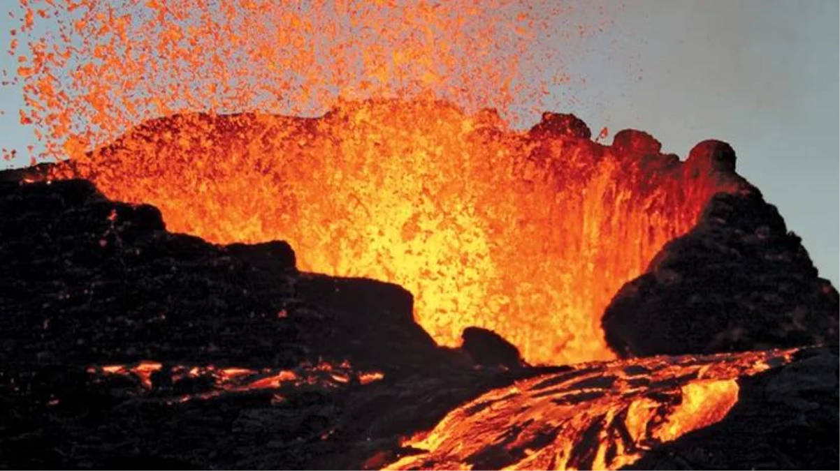 Dünyanın en büyük aktif yanardağında 38 yıl sonra patlama yaşandı! Halk, olası bir tahliyeye ve en kötü senaryoya kendini hazırlıyor