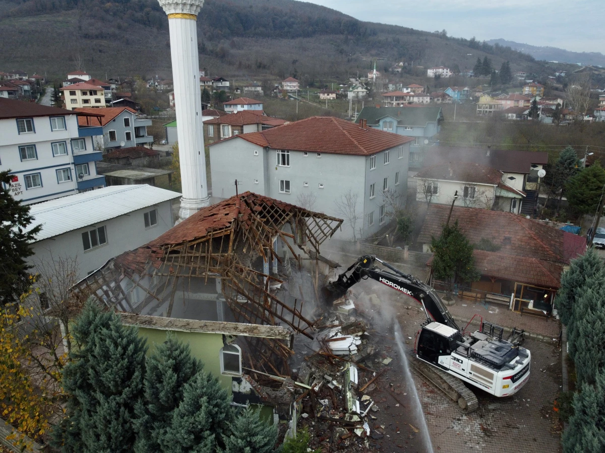 Düzce\'de depremde ağır hasar gören yapıların yıkımı sürüyor
