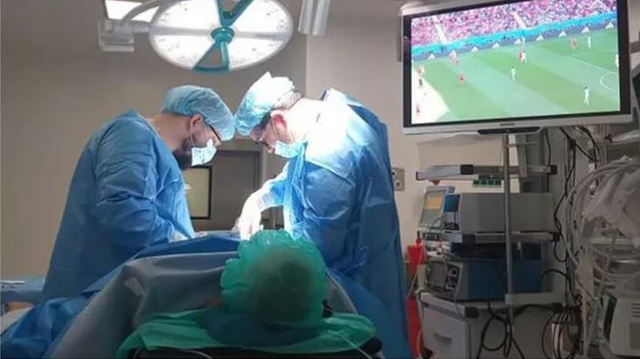 Futbol aşığı adamı hiç bir şey durduramadı! Ameliyat esnasında Dünya Kupası'nı izledi Futbol aşığı adamı hiç bir şey durduramadı! Ameliyat esnasında Dünya Kupası'nı izledi