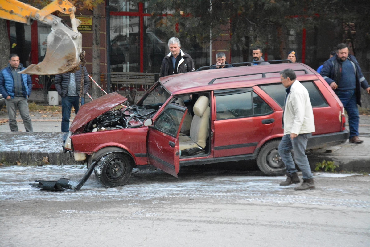 Giresun\'da aydınlatma direğine çarpan otomobildeki 4 kişi yaralandı