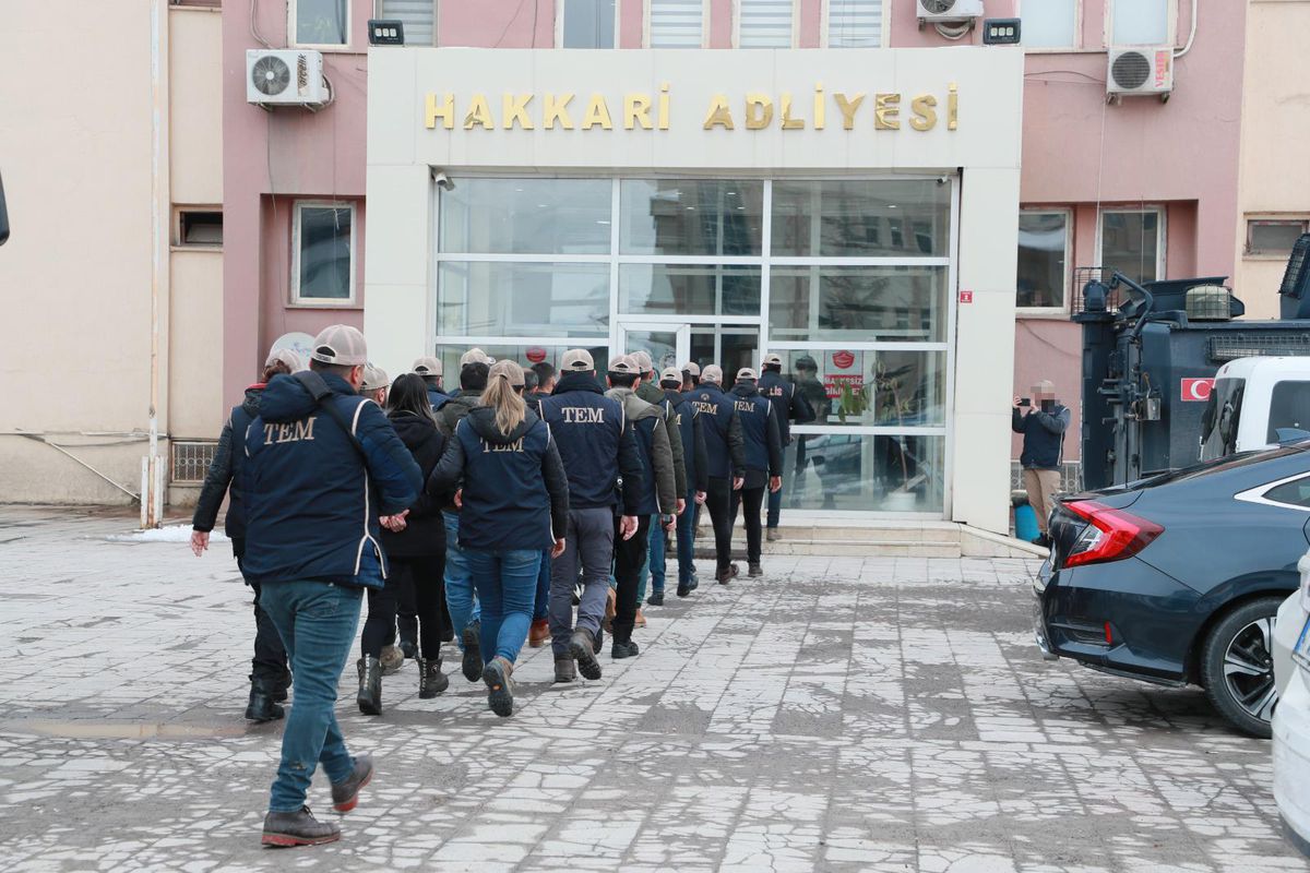 Hakkari\'de terör operasyonunda gözaltına alınan 16 şüpheliden 3\'ü tutuklandı