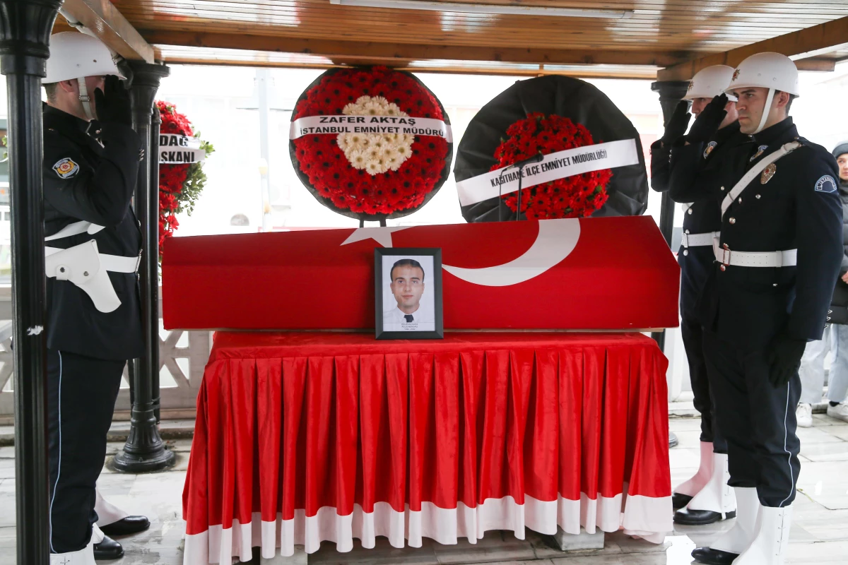İstanbul\'da trafik kazasında vefat eden polis memuru son yolculuğuna uğurlandı