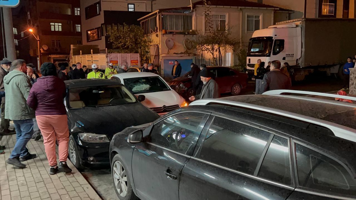 İki otomobilin çarpıştığı kazada 1 yaya yaralandı