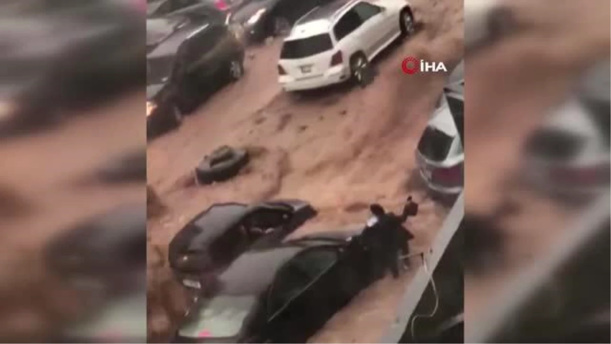 Lübnan\'ı sel vurdu: Araçlar sel sularına kapıldı