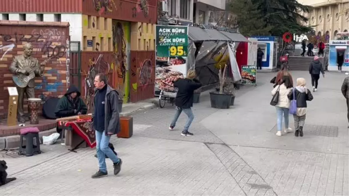 Müzik eşliğinde boşlukla böyle dövüştü