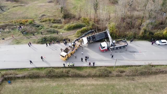 Otobüs kazasında 40 yolcu yaralandı, şoför 'dalmışım' dedi Otobüs kazasında 40 yolcu yaralandı, şoför 'dalmışım' dedi