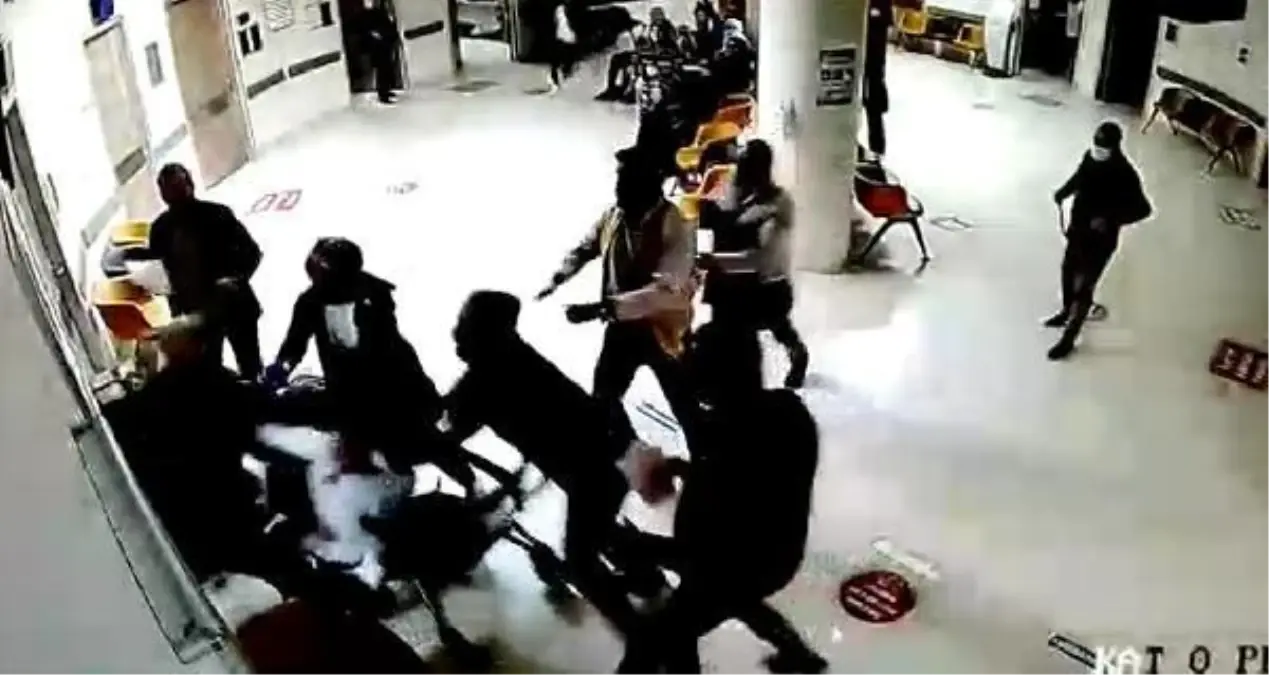 Randevusuz muayene etmeyen doktoru yumrukladı; o anlar kamerada