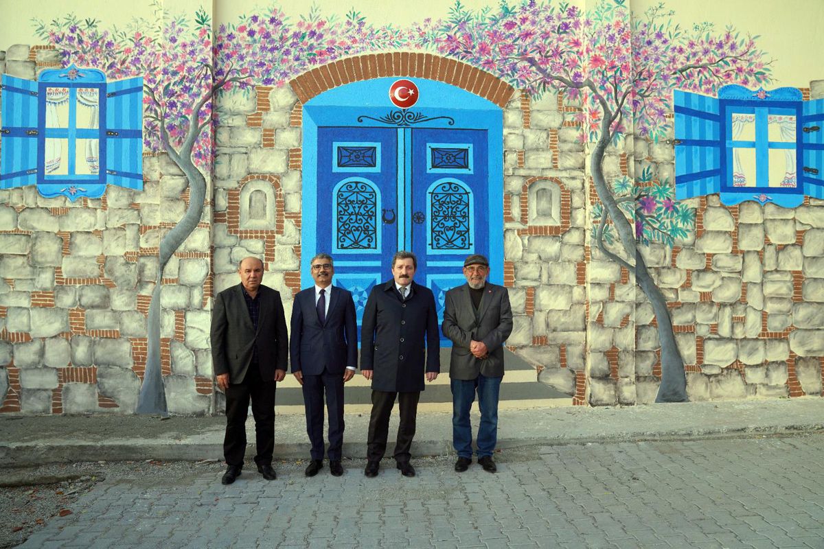 Ressam Ali Rıza Başarır, Seydikemer\'de sokakları renklendiriyor