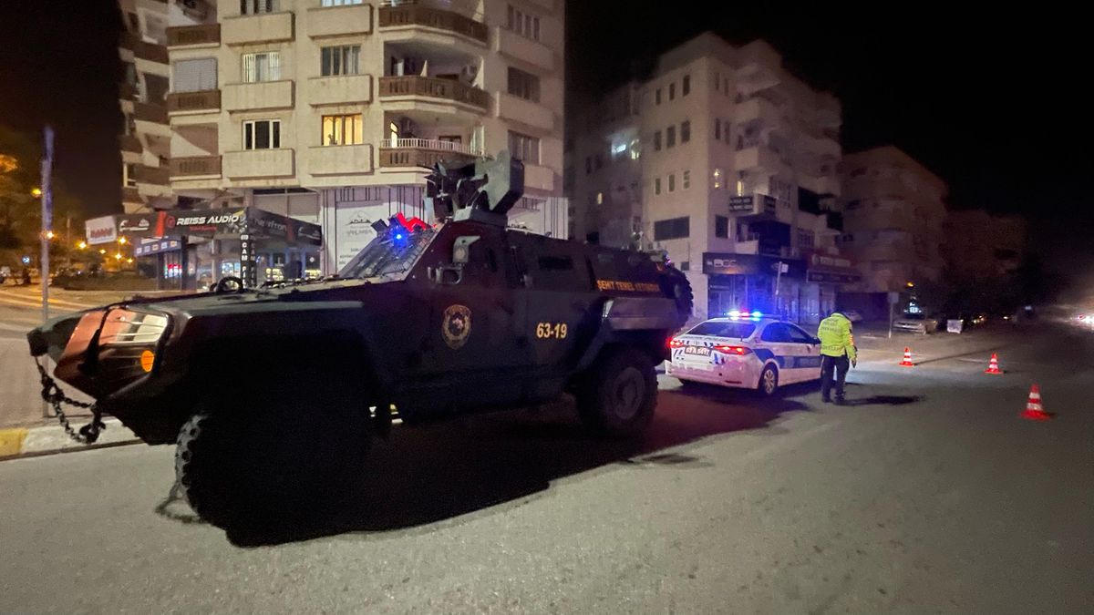 Şanlıurfa\'da 2 polisin yaralanmasına ilişkin gözaltına alınan 3 zanlı adliyede