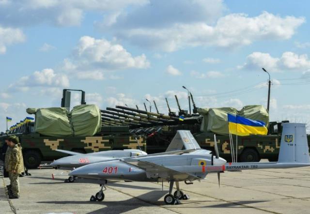 Ukrayna askerlerinden YPG'lilere skandal destek