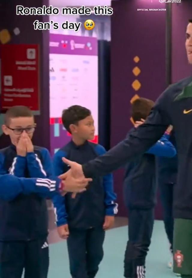 Ünlü futbolcu Ronaldo'nun selam verdiği çocuğun tepkisi kameraya yansıdı