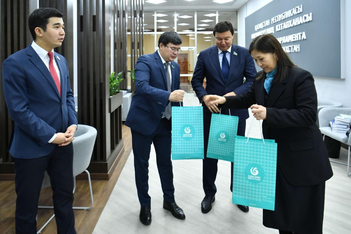 YEE\'den Kazakistan Meclis Kütüphanesine kitap bağışı