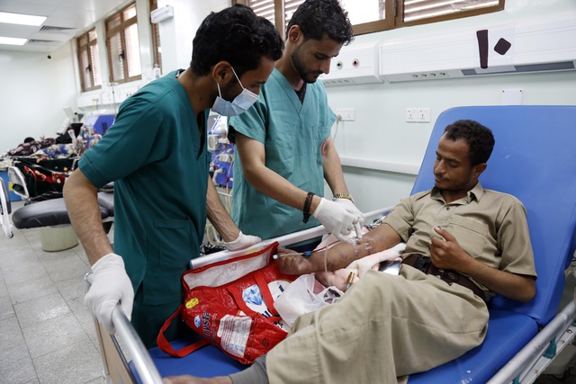 Yemen'de Binlerce Böbrek Hastası, Malzeme Eksikliği Nedeniyle Ölüm Riskiyle Karşı Karşıya Yemen'de Binlerce Böbrek Hastası, Malzeme Eksikliği Nedeniyle Ölüm Riskiyle Karşı Karşıya