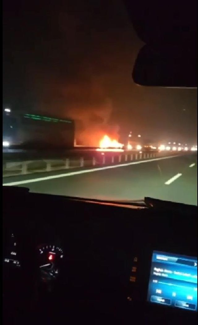 Ankara'da bariyerlere çarpan otomobil alevler içerisinde kaldı: 3 ölü, 1 yaralı