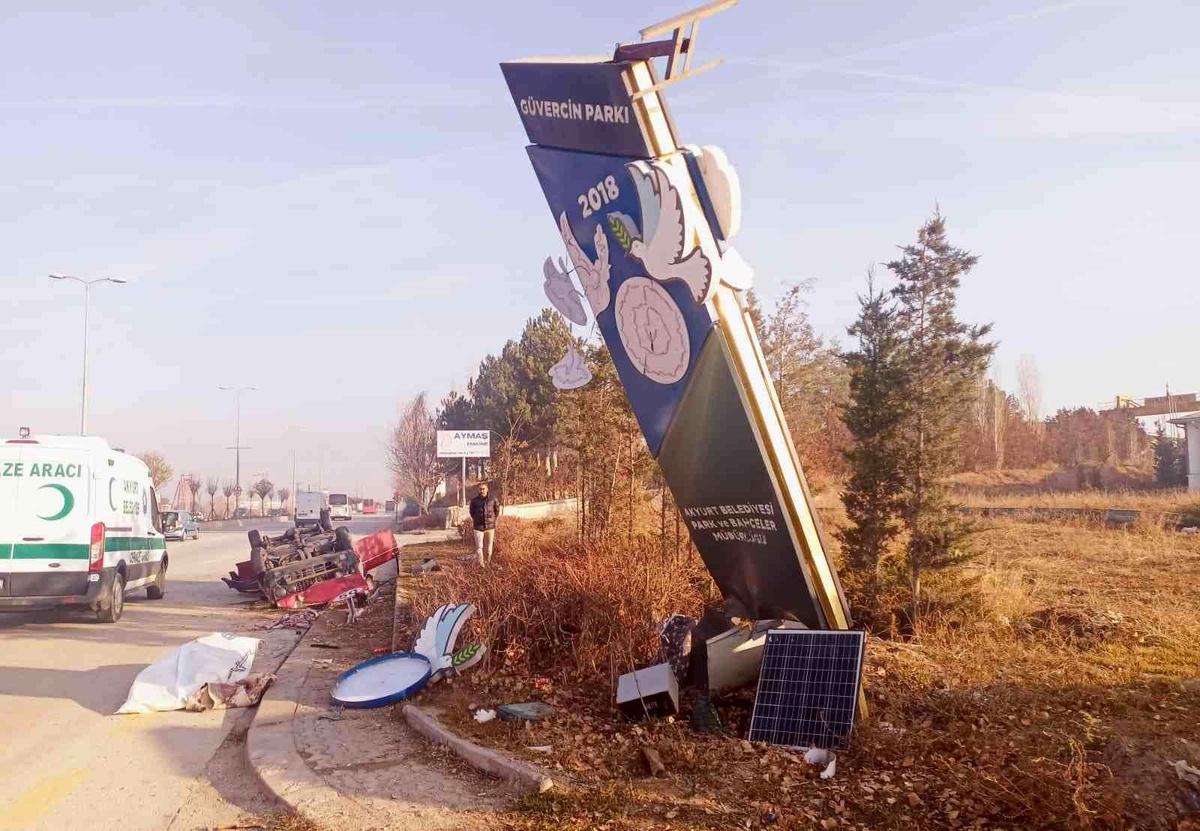 Ankara\'da otomobil direğe çarptı: 1 ölü, 3 yaralı