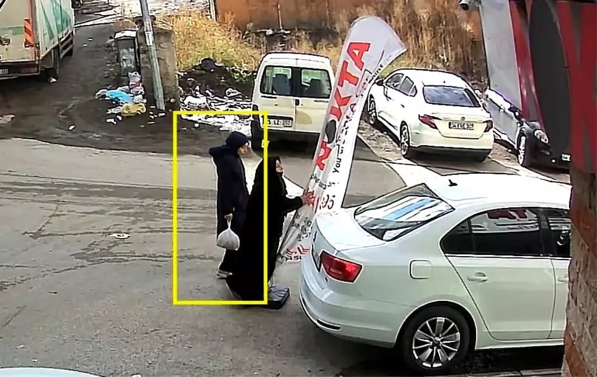 Yolu kontrol ederken reklam direğine böyle çarptı