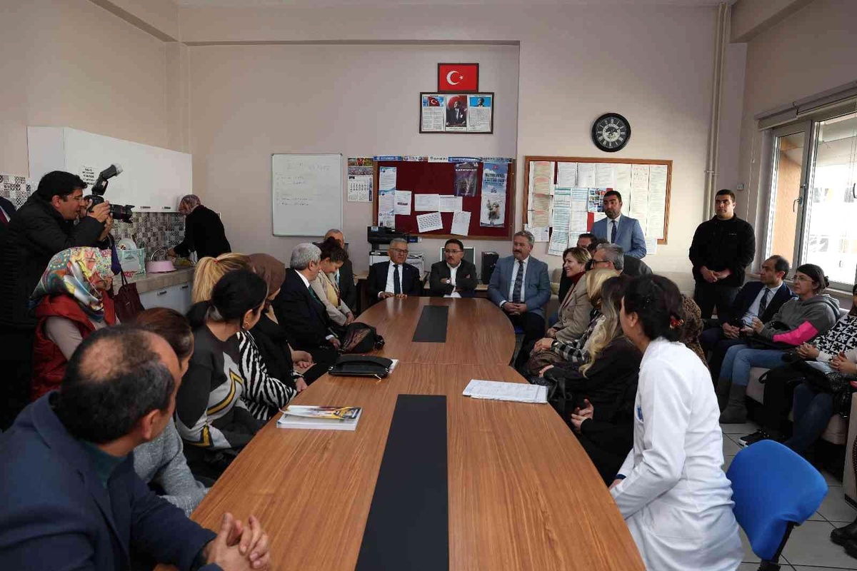 Kayseri Valisi Çiçek ile Belediye Başkanı Büyükkılıç\'tan okul ziyareti