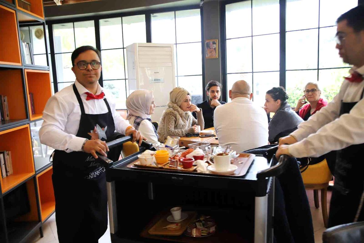 Bu kafenin çalışanlarını görenler uğramadan geçemiyor