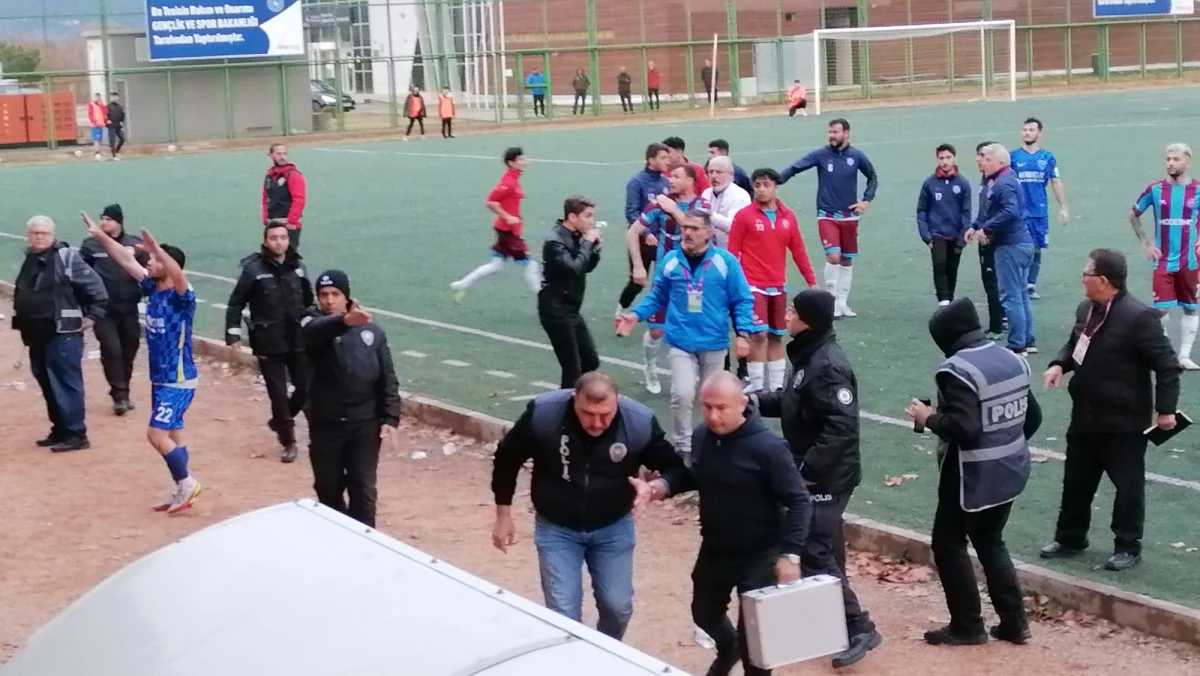 Bursa\'da amatör lig maçında sahaya girerek polisi yaralayan şüpheli tutuklandı
