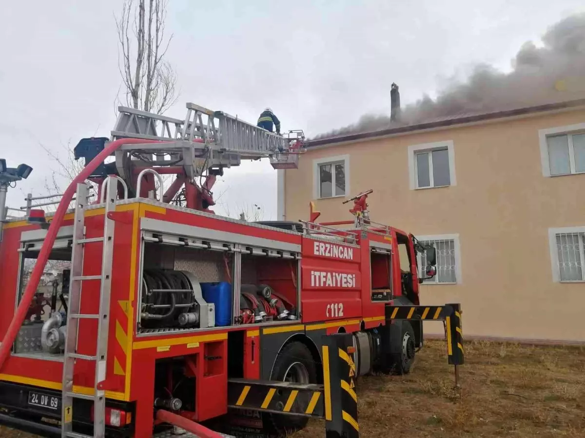 Çatıda çıkan yangın eve sıçramadan söndürüldü