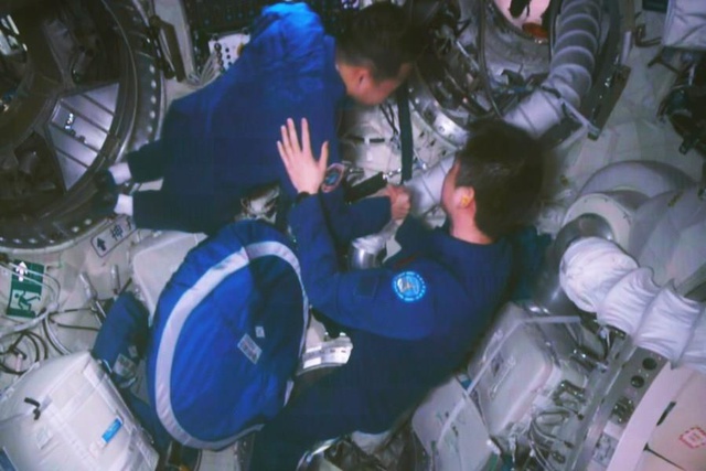Çin'in İki Ayrı Görevdeki Altı Astronotu Uzayda Tarihi Buluşma Gerçekleştirdi