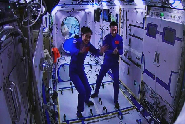 Çin'in İki Ayrı Görevdeki Altı Astronotu Uzayda Tarihi Buluşma Gerçekleştirdi