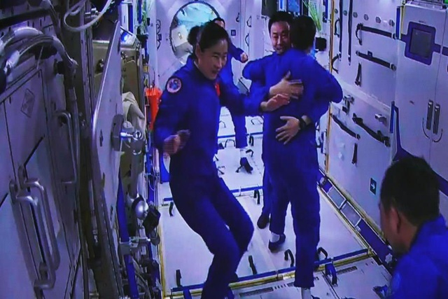 Çin'in İki Ayrı Görevdeki Altı Astronotu Uzayda Tarihi Buluşma Gerçekleştirdi