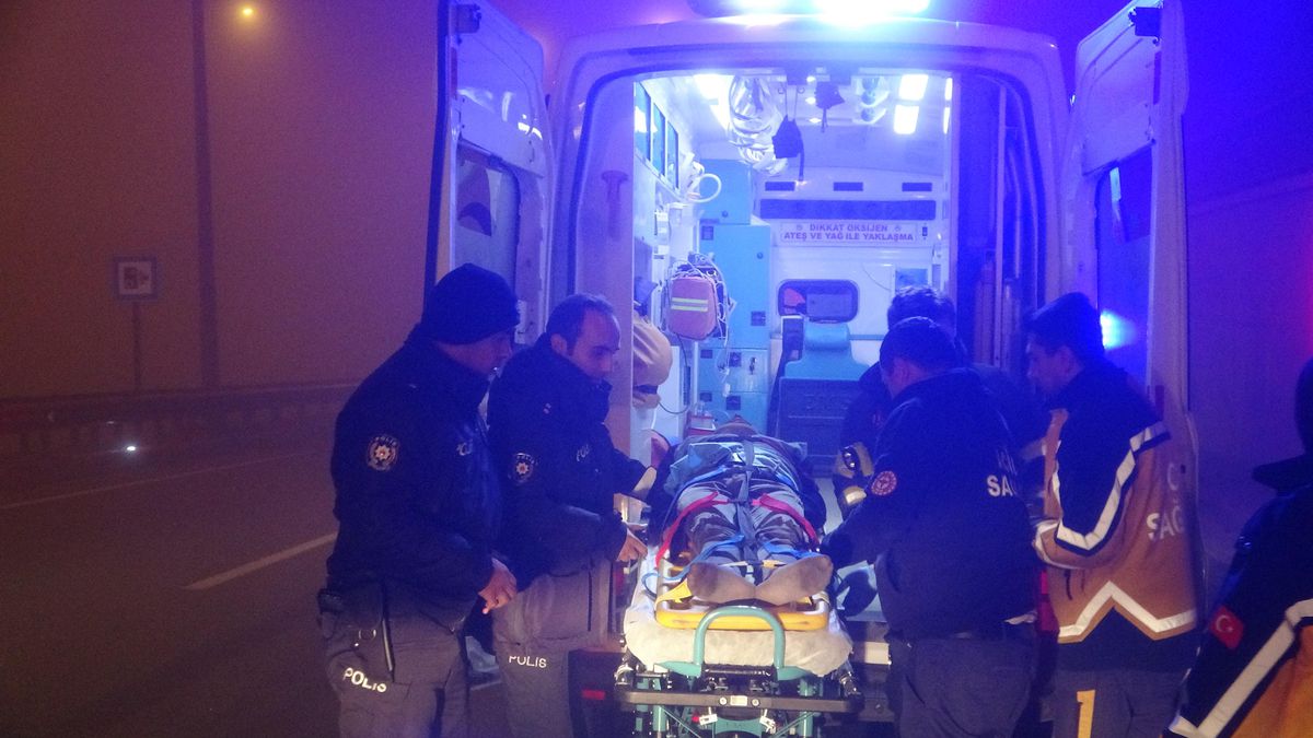 Duvara çarpan otomobildeki 2 kişi yaralandı