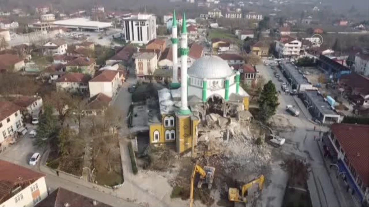 Depremde ağır hasar gören cami yıkıldı