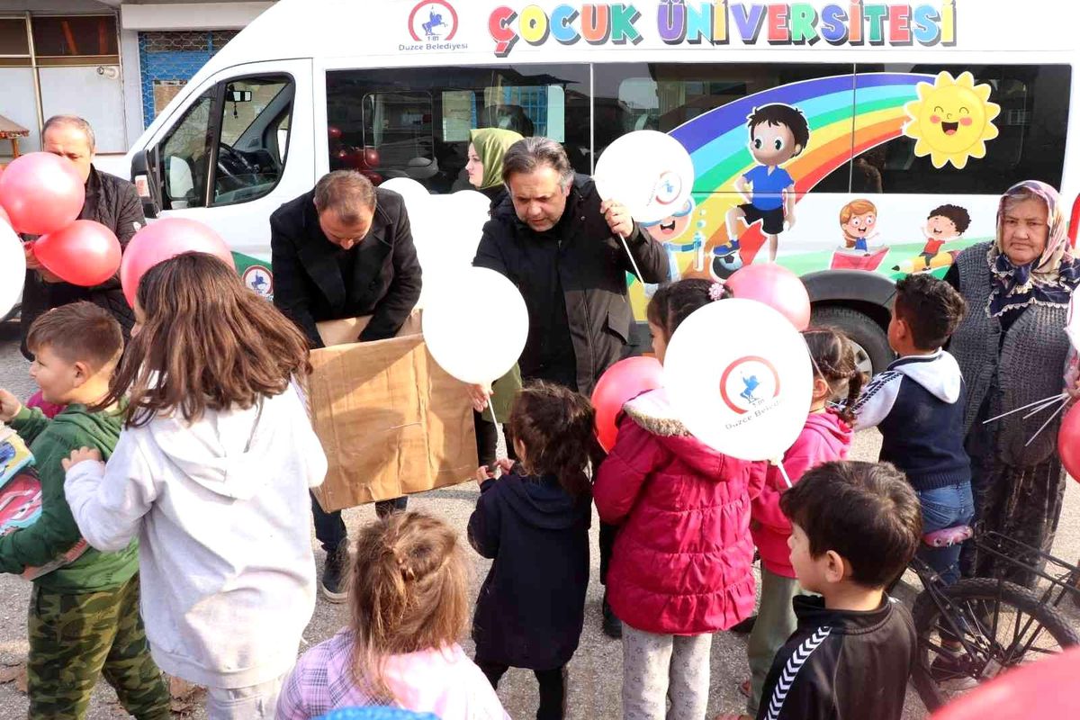 Depremin sarstığı çocuklara sevgi eli