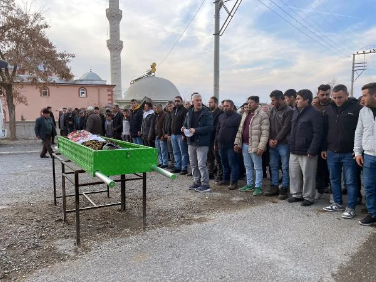 Dışarı çıkarıp saçından sürüklediği eşini bıçaklayarak öldürdü, babasını yaraladı (3)