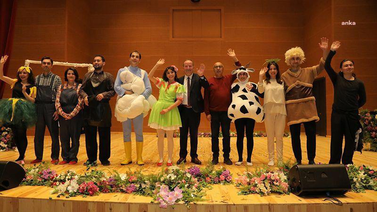 Edirne Belediye Başkanı Gürkan, 'Gül Güzeli'ni Çocuklarla İzledi