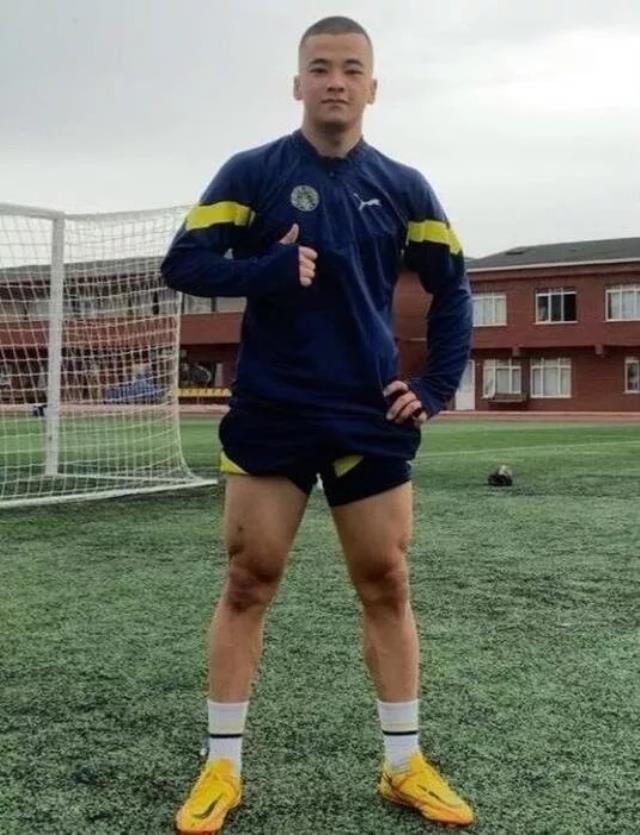 Fenerbahçe'nin yeni transferi fiziğiyle büyüledi! Yaşını duyanlar kulaklarına inanamıyor Fenerbahçe'nin yeni transferi fiziğiyle büyüledi! Yaşını duyanlar kulaklarına inanamıyor