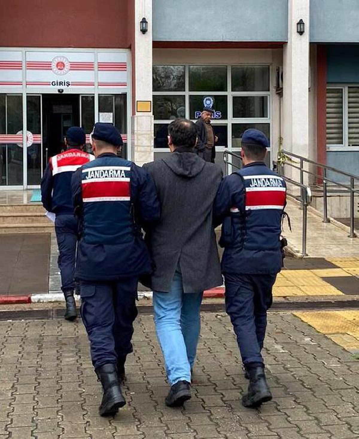FETÖ hükümlüsü eski yüzbaşı yakalanıp, tutuklandı