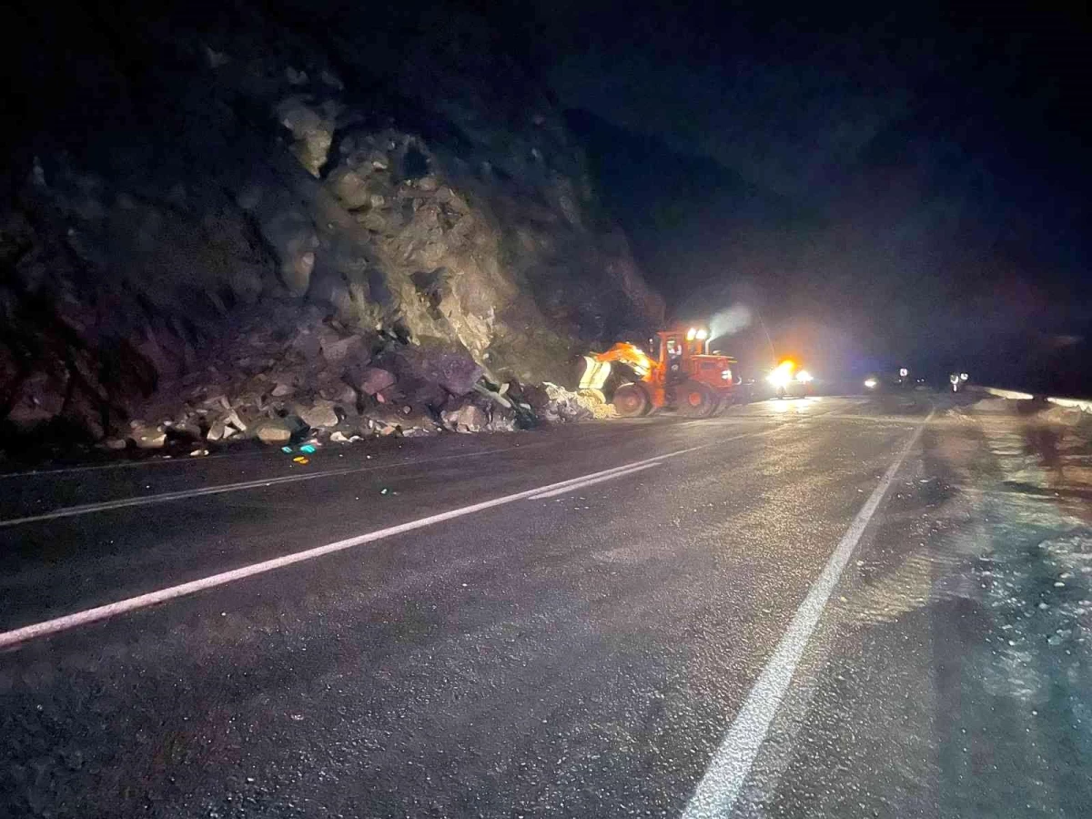 Hakkari-Van karayolunda kaya düştü: 2 yaralı