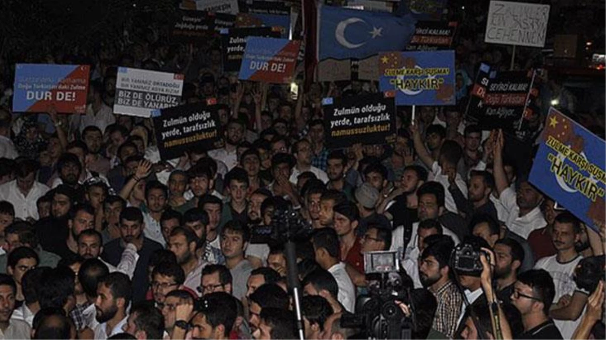 Eylem yapan Uygur Türkleri\'ne söyledikleri tepki toplayan polisle ilgili Emniyet\'ten açıklama: Kullanılan ifadeler üzüntüye sebebiyet vermiştir