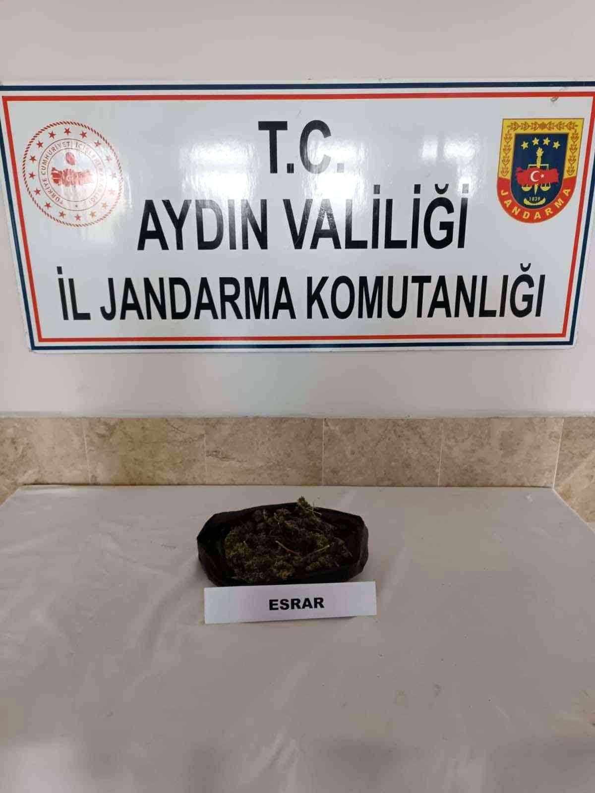 Jandarma uyuşturucu tacirlerine geçit vermiyor